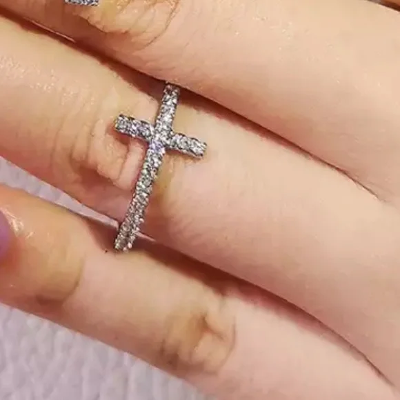 New Women’s 925 Silver Cross Diamond Ring - Picture 3 of 3